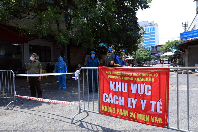 Hà Nội phong tỏa khu vực có ca dương tính. (Ảnh: Tuấn Anh/TTXVN) Thủ đô những ngày giãn cách: Căng sức qua chiến dịch gần 60 ngày đêm ảnh 3
