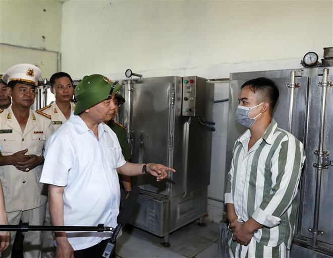 Chủ tịch nước kiểm tra công tác đặc xá tại Trại giam Xuân Lộc ảnh 2