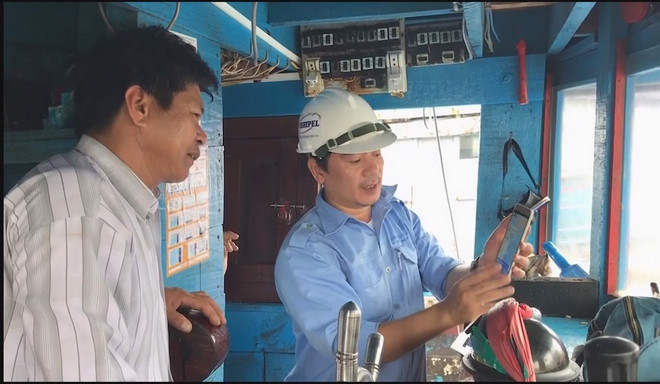 ttxvn_giam sat hanh trinh tau ca Quang Ngai1.jpg