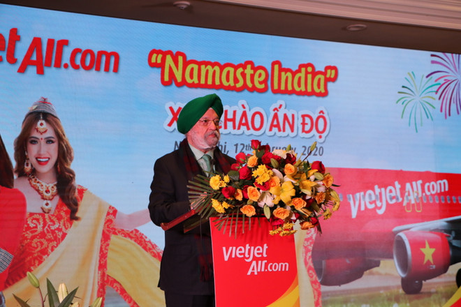 Quốc vụ khanh phụ trách Hàng không Dân dụng Ấn Độ Hardeep Singh Puri phát biểu tại buổi lễ. (Ảnh: PV/Vietnam+) Vietjet công bố mở loạt 5 đường bay thẳng Việt Nam-Ấn Độ ảnh 3