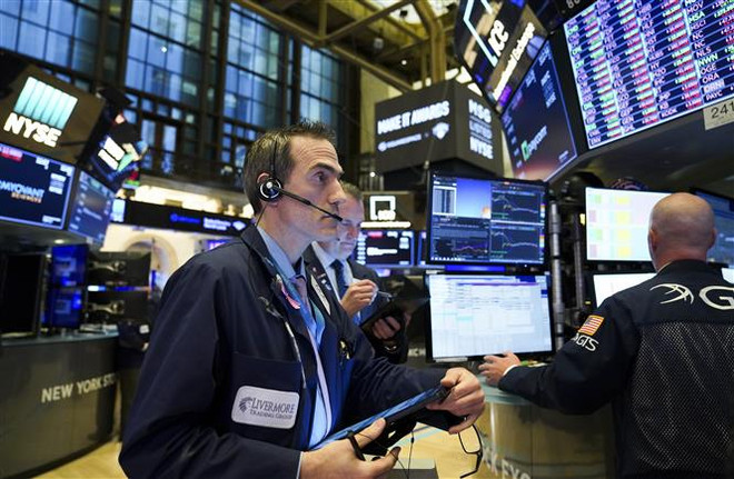 Giao dịch viên làm việc tại sàn giao dịch chứng khoán ở New York, Mỹ. (Ảnh: THX/TTXVN) S&P 500 và Nasdaq đạt mức cao kỷ lục phiên thứ ba liên tiếp ảnh 1