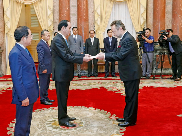 Chủ tịch nước Trần Đại Quang tiếp các Đại sứ trình Quốc thư ảnh 1