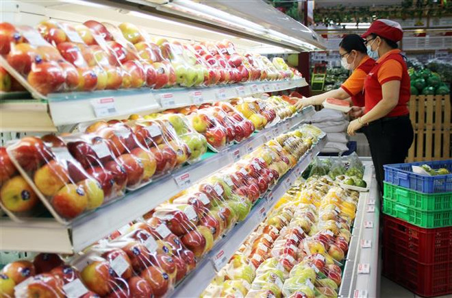 Giá cả hàng hóa ổn định trong ngày mùng 3 Tết Nguyên đán. (Ảnh: Mỹ Phương/TTXVN) Giá cả hàng hóa ổn định trong ngày mùng 3 Tết Nguyên đán ảnh 1