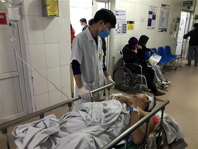 Cấp cứu cho bệnh nhân bị tai nạn tại Bệnh viện Đa khoa 115 Nghệ An. Ảnh minh họa. (Ảnh: Tá Chuyên/TTXVN) Hơn 20.200 ca cấp cứu liên quan tai nạn giao thông trong 4 ngày Tết ảnh 1