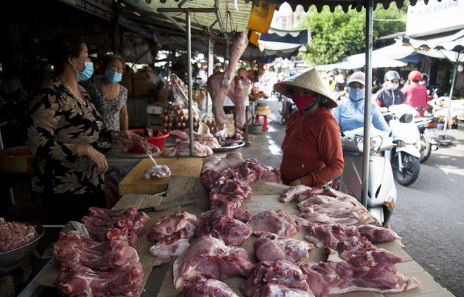Giá lợn hơi giữ ổn định, giao dịch dưới ngưỡng 80.000 đồng/kg ở nhiều nơi. (Ảnh: TTXVN) Giá cả hàng hóa ổn định trong ngày mùng 3 Tết Nguyên đán ảnh 2
