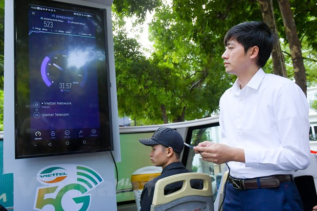 Viettel kinh doanh thử nghiệm mạng 5G tại Hà Nội. (Ảnh: Minh Sơn/Vietnam+) Thị trường điện thoại di động và laptop trước cơ hội tăng trưởng mới ảnh 2