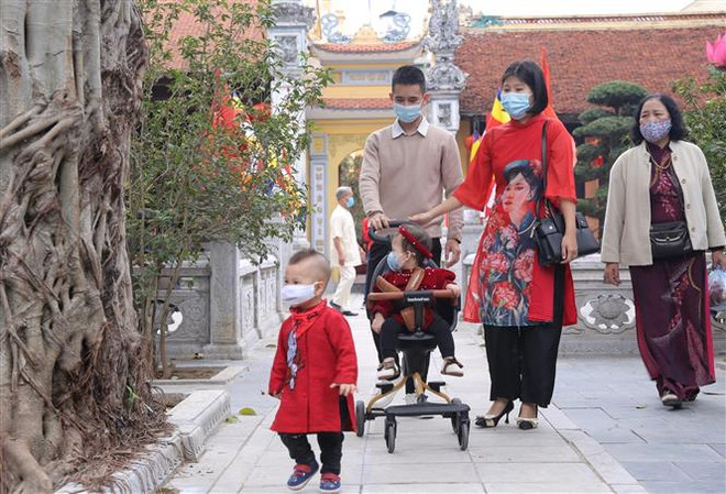 Người dân đi lễ Phật, vãn cảnh chùa trong ngày đầu Xuân. (Ảnh: Hoàng Hiếu/TTXVN) Đêm mùng 3 Tết, các khu vực trên cả nước đều không mưa ảnh 1