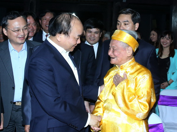 Thủ tướng Nguyễn Xuân Phúc thăm hỏi nhân dân thôn An Lạc, xã Đồng Tiến, huyện Khoái Châu, tỉnh Hưng Yên. (Ảnh: Thống Nhất/TTXVN) Thủ tướng: Hưng Yên phấn đấu tăng gấp 5 lượng khách du lịch đến 2020 ảnh 4