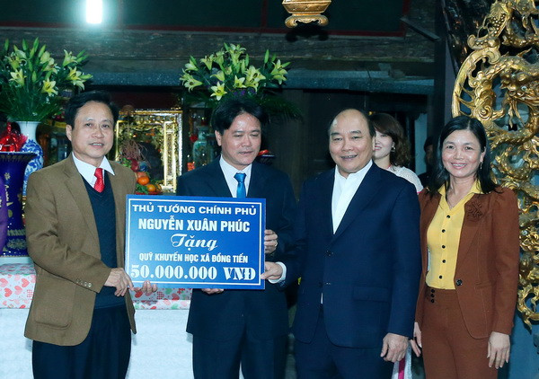 Thủ tướng Nguyễn Xuân Phúc đến thăm và tặng quà cho nhân dân tại thôn An Lạc, xã Đồng Tiến, huyện Khoái Châu (Hưng Yên). (Ảnh: Thống Nhất/TTXVN) Thủ tướng: Hưng Yên phấn đấu tăng gấp 5 lượng khách du lịch đến 2020 ảnh 2