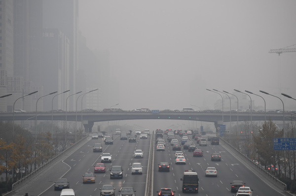 Khói mù bao phủ thủ đô Bắc Kinh. (Nguồn: AFP/TTXVN) Trung Quốc phát cảnh báo vàng về một đợt khói mù mới ảnh 1