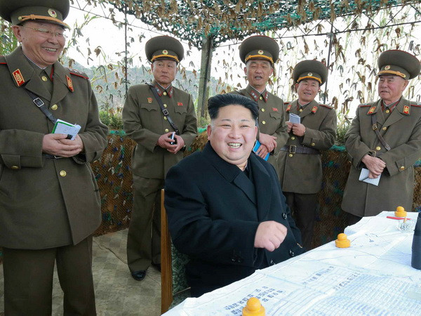 Nhà lãnh đạo Kim Jong-Un (giữa) trong chuyến thị sát một đơn vị pháo binh đóng trên đảo Mahap. (Nguồn: Yonhap/TTXVN) Triều Tiên tiến hành tập trận nhằm vào Dinh Tổng thống Hàn Quốc ảnh 1