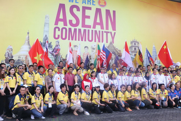 Các thành viên đoàn CAITA. (Ảnh: Đỗ Quyên-Trần Chiến/Vietnam+) Đoàn ôtô du lịch ASEAN-Trung Quốc kết thúc hành trình tại Indonesia ảnh 2