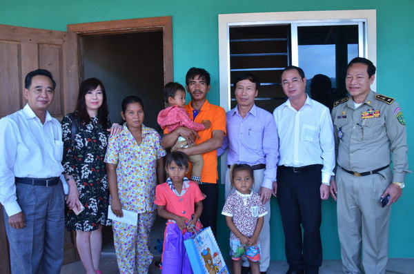 Đoàn thăm hỏi gia đình và tặng quà cháu bé bị xâm hại. (Ảnh: Phan Minh Hưng/TTXVN) Đại sứ quán Việt Nam thăm hỏi cháu bé Campuchia bị hành hạ ảnh 1