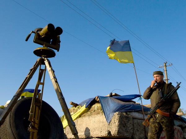 Binh lính Ukraine tại trạm kiểm soát thuộc khu vực miền Đông Lugansk. (Nguồn: AFP/TTXVN) Quân nổi dậy miền Đông nã súng cối làm 3 binh sỹ Ukraine tử trận ảnh 1