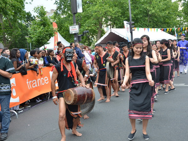 Âm thanh cồng chiêng Tây Nguyên ở Carnaval nhiệt đới Paris ảnh 1