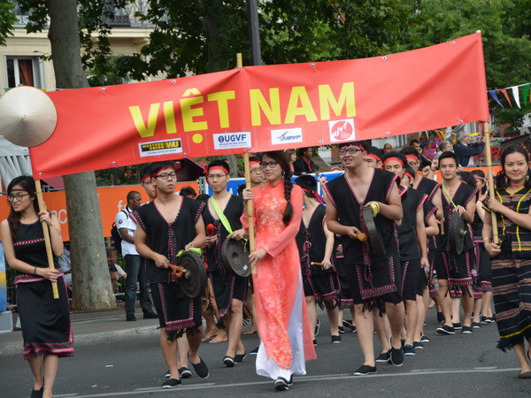 Âm thanh cồng chiêng Tây Nguyên ở Carnaval nhiệt đới Paris ảnh 2