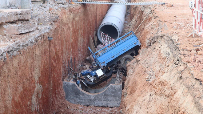 Xe ba gác đẩy xe máy rơi xuống hố công trình, 2 người bị thương nặng ảnh 1