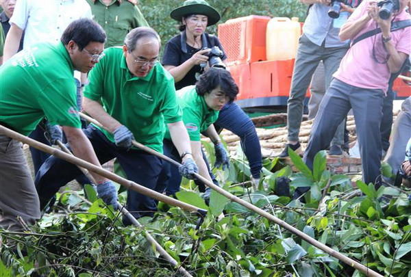 TP.HCM phát động người dân không bỏ rác ra đường và kênh rạch ảnh 1
