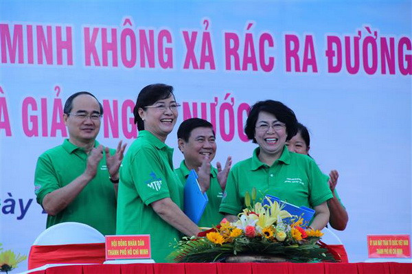 TP.HCM phát động người dân không bỏ rác ra đường và kênh rạch ảnh 2