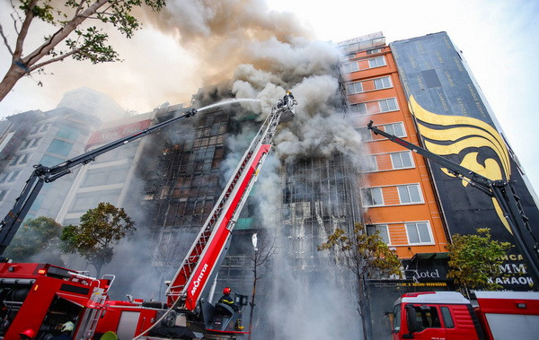 Nguy hiểm “rình rập” từ những hộp đèn, bảng hiệu quảng cáo ảnh 1