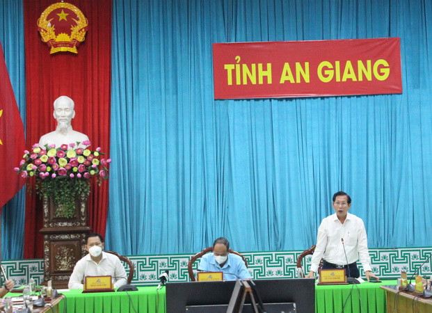 Quang cảnh cuộc họp. (Ảnh: Thanh Sang/TTXVN) Tỉnh An Giang chuẩn bị kịch bản cho 3.000 ca mắc COVID-19 ảnh 1