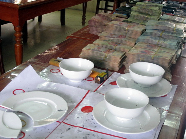 Gần 100 cảnh sát đột kích sới bạc quy mô lớn tại Hà Giang ảnh 1