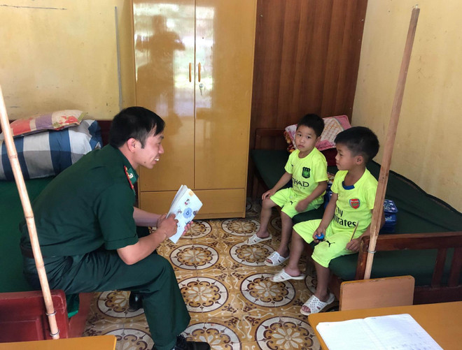 Những "người cha" mang quân hàm xanh nơi vùng biên ảnh 1