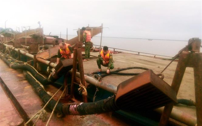 Bắt giữ hai xà lan khai thác cát trái phép trên biển Cần Giờ ảnh 1