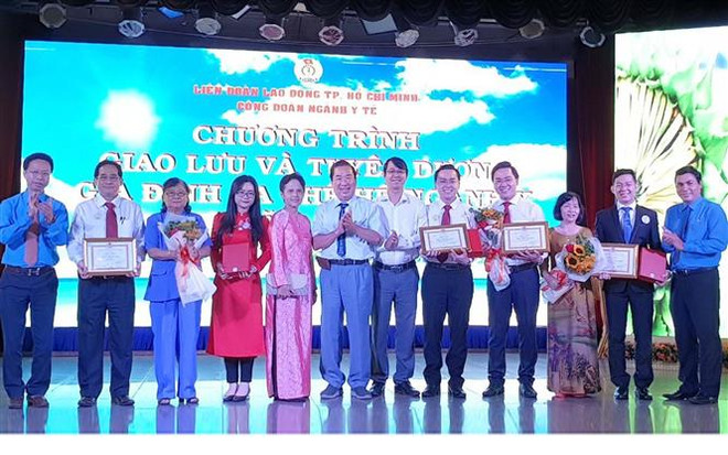 Lan tỏa tình yêu nghề từ gia đình có ba thế hệ theo ngành y ảnh 1