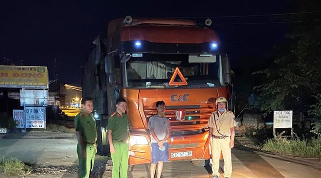 Phát hiện xe đầu kéo chở 35 tấn phế liệu từ nước ngoài về Việt Nam ảnh 1