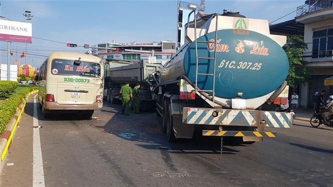 Xe bồn tông liên tiếp vào xe khách và xe đầu kéo đang dừng đèn đỏ ảnh 1