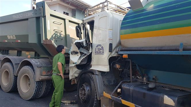 Xe bồn tông liên tiếp vào xe khách và xe đầu kéo đang dừng đèn đỏ ảnh 2