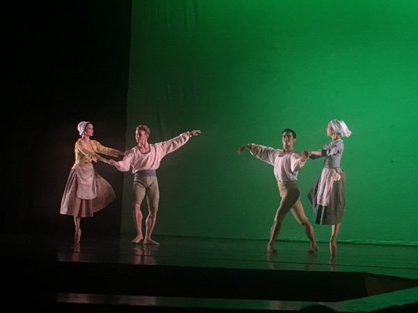 Tái diễn vũ kịch nổi tiếng ''Cô bé lọ lem'' ở Việt Nam ảnh 1