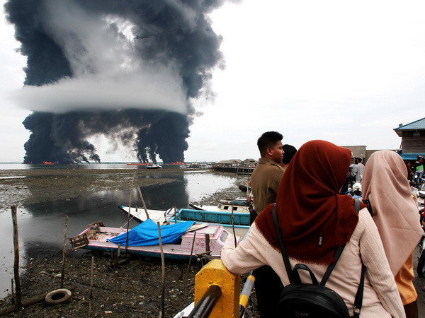 Indonesia tuyên bố tình trạng khẩn cấp sau sự cố tràn dầu ảnh 1
