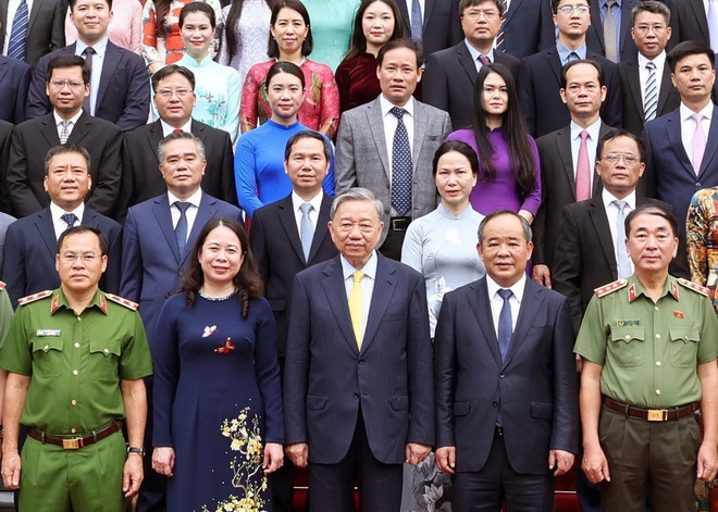 Chủ tịch nước Tô Lâm với các cán bộ Văn phòng Chủ tịch nước. (Ảnh: Thống Nhất/TTXVN) ttxvn_2305_VP chu tich nuoc.jpg