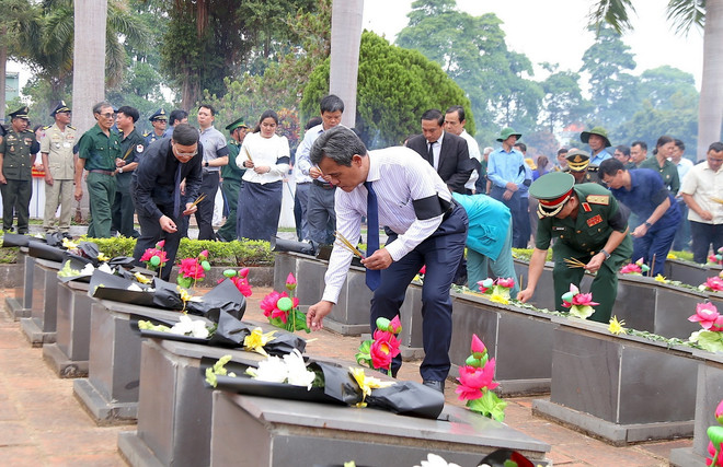 Chính quyền và nhân dân tỉnh Gia Lai thành kính dâng hương tiễn anh linh các Liệt sĩ yên nghỉ. (Ảnh: Quang Thái- TTXVN) ttxvn_2305_an tang gia lai (2).jpg