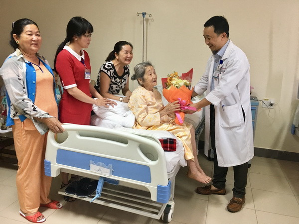 Bệnh viện Huế điều trị gãy xương đùi thành công cho cụ bà 101 tuổi ảnh 1