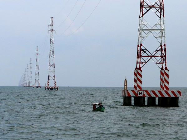 Đường dây 110kV vượt biển quy mô lớn nhất Việt Nam, lần đầu tiên được thực hiện tại Kiên Giang. (Ảnh: Ngọc Hà/TTXVN) Điện lực miền Nam đưa vào vận hành hơn 600 công trình điện ảnh 1