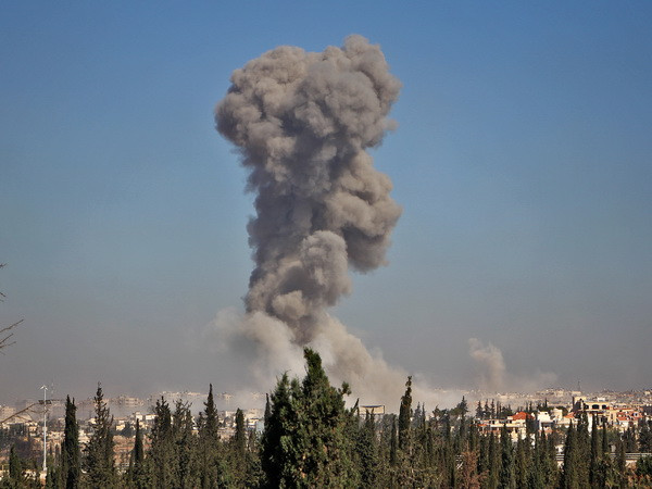 Khói bốc lên từ khu vực phía Tây Nam Aleppo. (Nguồn: AFP/TTXVN) SOHR: Không kích tại Đông Syria, 22 dân thường thiệt mạng ảnh 1