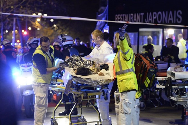 Hình ảnh đau thương một năm về trước ở Paris. (Nguồn: AP) Pháp phát hiện một kho vũ khí hạng nặng ở ngoại ô thủ đô Paris ảnh 1