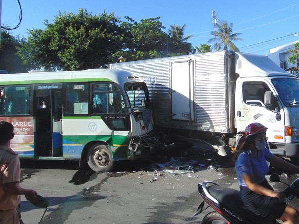 Bạc Liêu: Va chạm giữa xe tải và xe buýt khiến 4 người bị thương ảnh 1