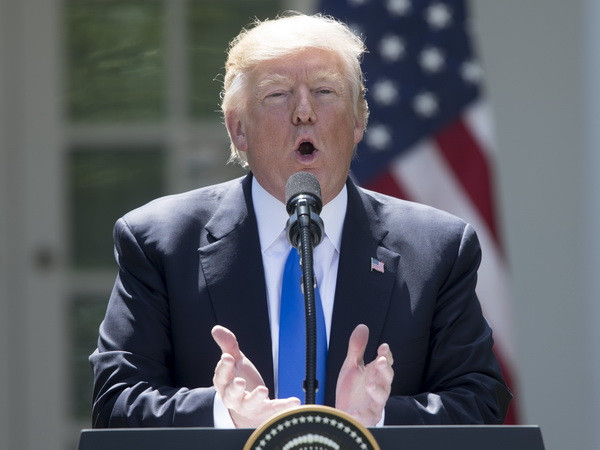 Tổng thống Mỹ Donald Trump trong cuộc họp báo ở thủ đô Washington. (Nguồn: EPA/TTXVN) Chính phủ Mỹ lùi ngày thực thi sắc lệnh hạn chế nhập cảnh ảnh 1