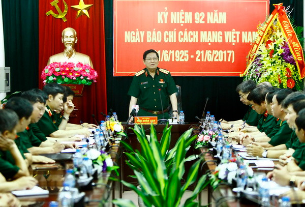 Bộ trưởng Quốc phòng thăm và chúc mừng các cơ quan báo chí quân đội ảnh 1