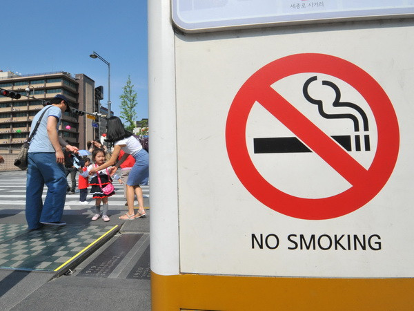 Tổng thống Philippines sắp cấm hút thuốc ở nơi công cộng ảnh 1