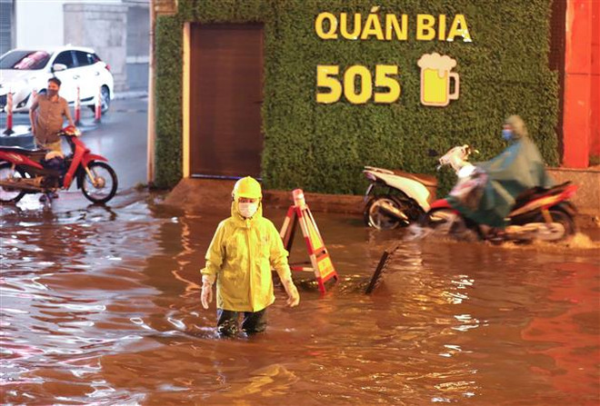 Hà Nội: Ngập nặng và cây đổ ở nhiều tuyến phố sau cơn mưa lớn ảnh 2