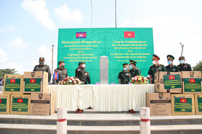 Bộ đội Biên phòng Việt Nam tặng vật tư y tế phòng dịch cho Campuchia ảnh 1