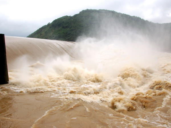 Thừa Thiên-Huế mưa to, các hồ thủy điện điều tiết xả lũ ảnh 1