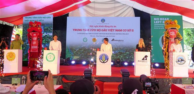 Các đại biểu nhấn nút khởi động dự án. (Ảnh: Tường Vi/TTXVN) Khởi động dự án Trung tâm cứu hộ gấu Việt Nam cơ sở 2 ảnh 1