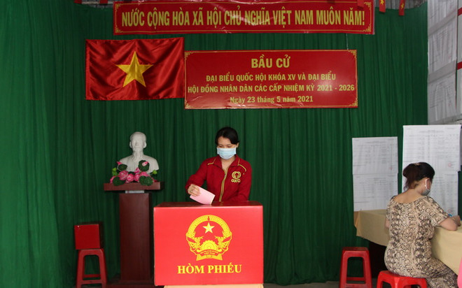 Cử tri xã Vĩnh Thuận Tây, huyện Vị Thủy (Hậu Giang) bỏ phiếu bầu cử. (Ảnh: Hồng Thái/TTXVN) Dư luận quốc tế đánh giá cao công tác tổ chức bầu cử ở Việt Nam ảnh 1