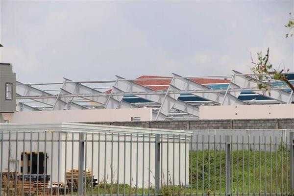 Hiện trường nơi xảy ra vụ tai nạn lao động. (Ảnh: Huyền Trang/TTXVN) Sập khung nhà xưởng làm 3 người thương vong tại Bình Dương ảnh 1